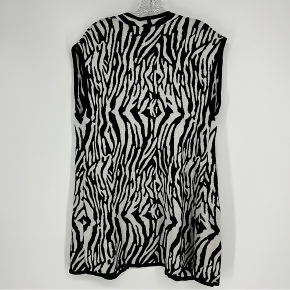 Chico's Vest Animal Print Tribal Long Black & White Pockets Sleeveless Size 8 - Picture 2 of 4